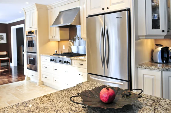 Interieur Van Moderne Luxe Keuken Met Roestvrijstalen Apparaten — Stockfoto