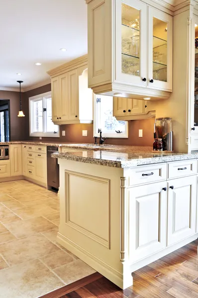 室内装饰现代豪华厨房用花岗岩台面的 — 图库照片