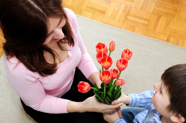 Mutter Erhält Muttertag Einen Blumenstrauß Von Ihrem Sohn — Stockfoto