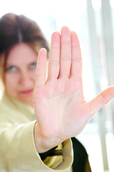 Volwassen vrouw gebaren stop — Stockfoto