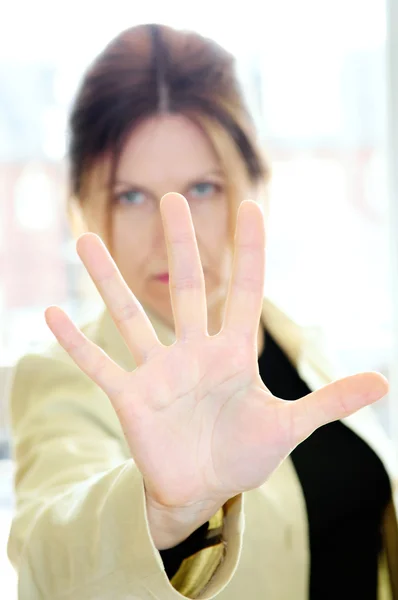彼女の手の手のひらで成熟した女性ジェスチャー停止 — ストック写真