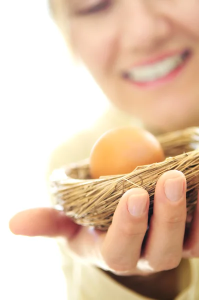 Olgun Kadın Bir Yuva Ile Bir Yumurta Yatırım Kavramı Holding — Stok fotoğraf