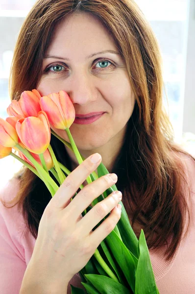 Buket Çiçek Tutan Olgun Kadın Gülümsüyor — Stok fotoğraf
