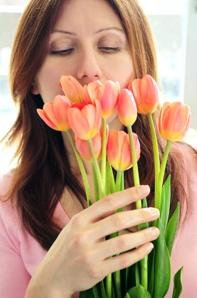 成熟した女性の花の花束を保持 — ストック写真