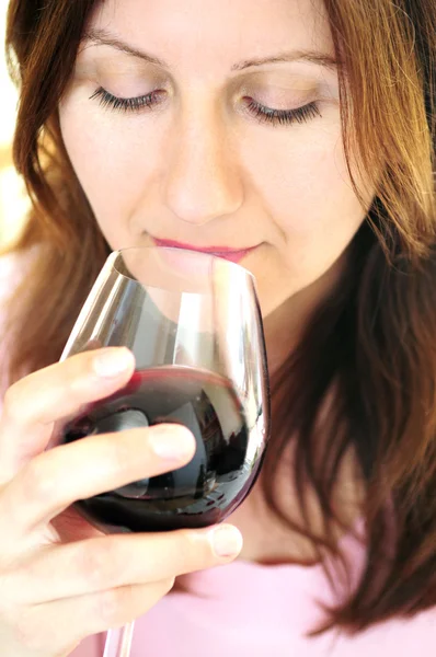 Ώριμη Γυναίκα Κρατώντας Ένα Ποτήρι Κόκκινο Κρασί — Φωτογραφία Αρχείου
