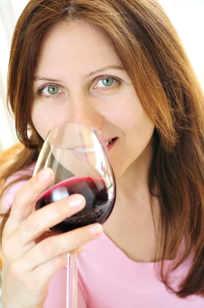 Sorrindo Mulher Madura Segurando Copo Vinho Tinto — Fotografia de Stock