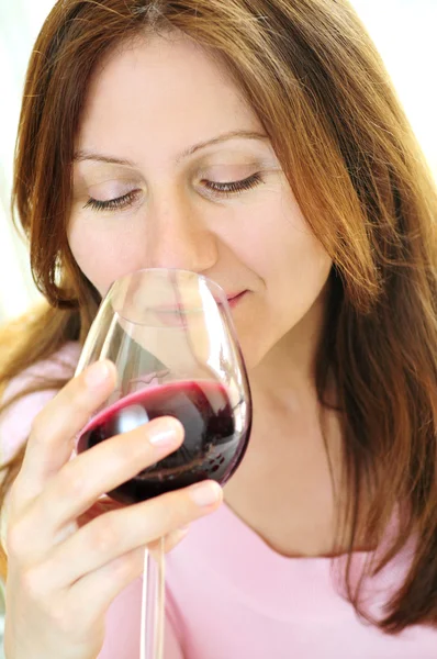 赤ワインのグラスを持つ成熟した女性 — ストック写真