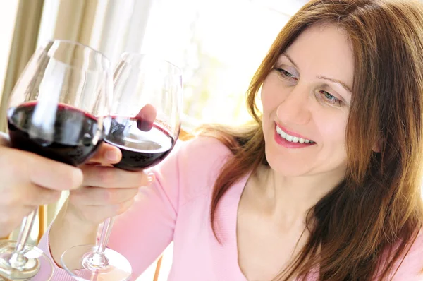 Femme Mûre Griller Avec Verre Vin Rouge — Photo