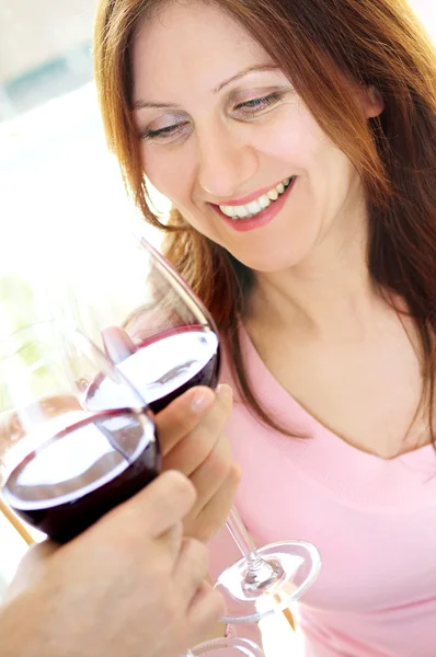 Χαμογελώντας Ώριμη Γυναίκα Ψήσιμο Ένα Ποτήρι Κόκκινο Κρασί — Φωτογραφία Αρχείου