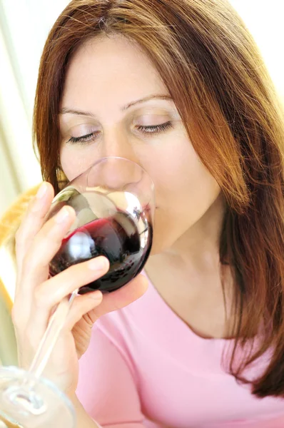 Mogen kvinna med ett glas rött vin — Stockfoto