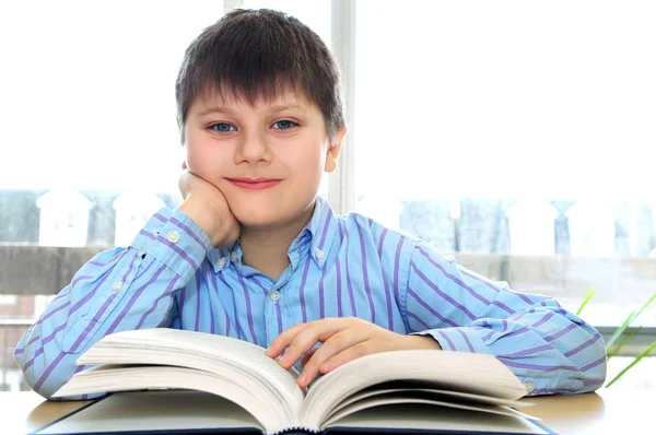 Mutlu Okul Boy Bir Kitap Okuyor — Stok fotoğraf