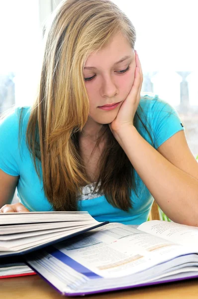 Tonårig flicka studerar med läroböcker — Stockfoto