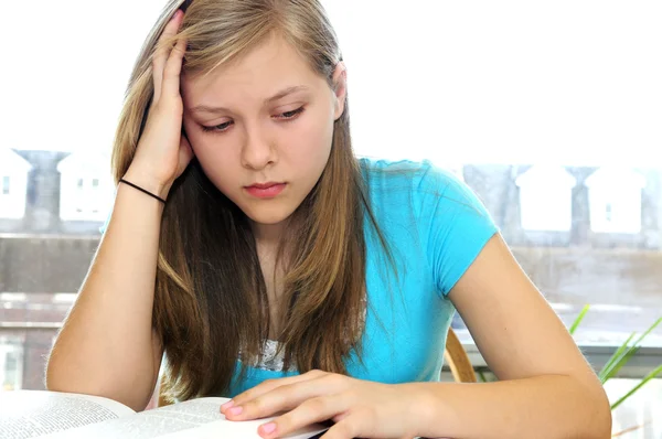 Menina Adolescente Estudando Com Livros Didáticos Que Parecem Infelizes — Fotografia de Stock