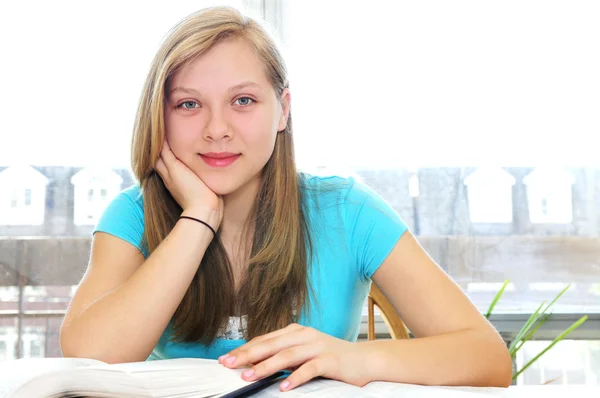 Glada Leende Tonårig Flicka Studerar Med Läroböcker — Stockfoto