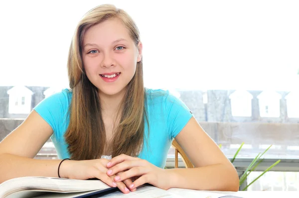 Glad tonårig flicka som studerar — Stockfoto