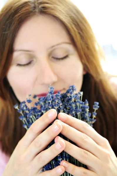 Ώριμη Γυναίκα Μυρίζοντας Λεβάντα Λουλούδια Εστίαση Στα Χέρια — Φωτογραφία Αρχείου