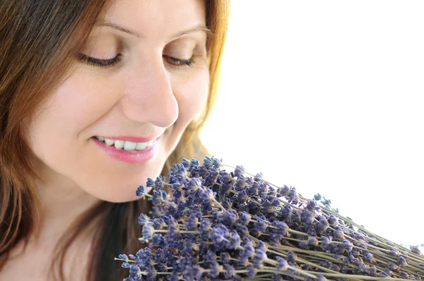 Frau riecht Lavendel — Stockfoto