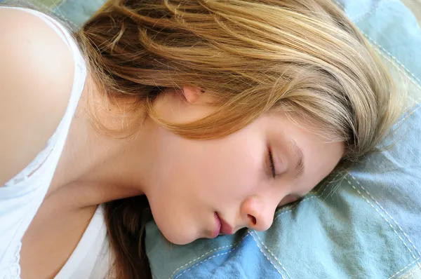 Nastoletnia dziewczyna śpi — Zdjęcie stockowe