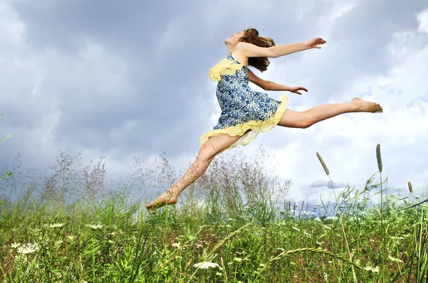 Joven Adolescente Saltando Prado Verano Medio Flores Silvestres —  Fotos de Stock