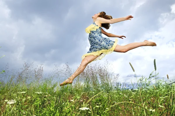 Ugrás Nyári Rét Wildflowers Közepette Fiatal Tizenéves Lány — Stock Fotó