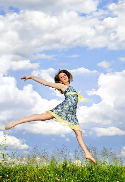 Young girl jumping in meadow — Stock Photo, Image