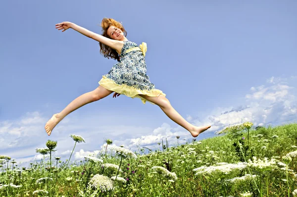 Genç Genç Kız Yaz Çayır Kır Çiçekleri Arasında Atlama — Stok fotoğraf