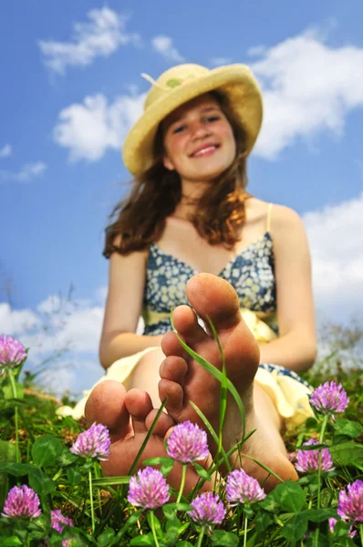 Chica joven sentada en el prado — Foto de Stock