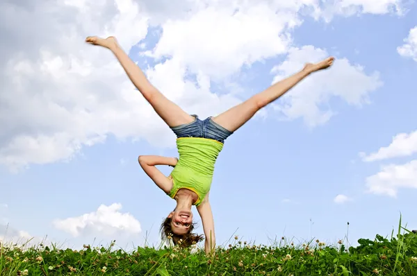 Young girl doing cartwheel — Stok fotoğraf