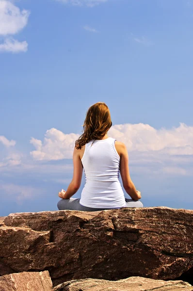 Young girl meditating — Stock Photo, Image