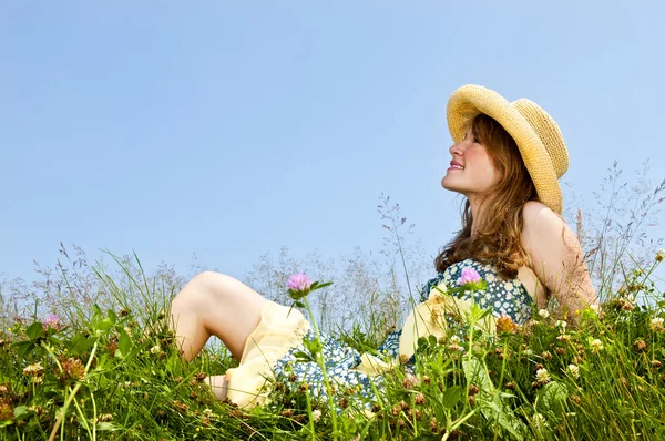 풀밭에 앉아 어린 소녀 — 스톡 사진