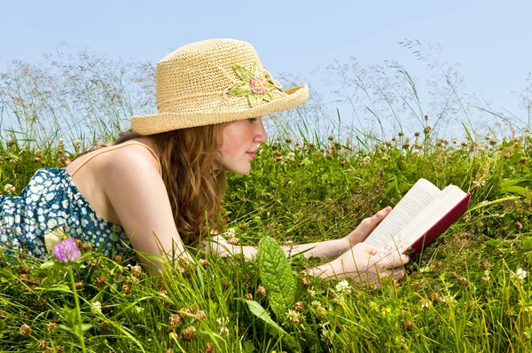 Genç Genç Kız Okuma Kitabı Yaz Çayır Hasır Şapka Ile — Stok fotoğraf