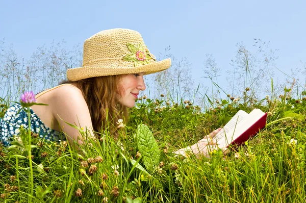 Jovem leitura livro menina no prado — Fotografia de Stock
