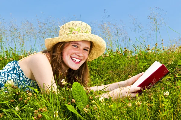 Jeune Adolescente Livre Lecture Dans Prairie Été Avec Chapeau Paille — Photo