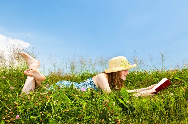 在草地上的年轻女孩阅读书 — 图库照片
