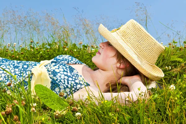 Chica joven descansando en el prado — Foto de Stock