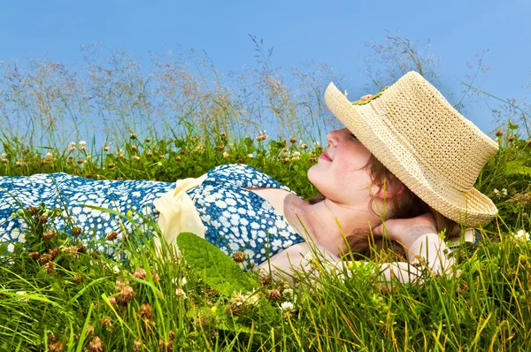 Genç kız çayırda dinlenme — Stok fotoğraf