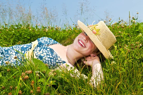 Young girl laying on meadow — Stock Photo, Image