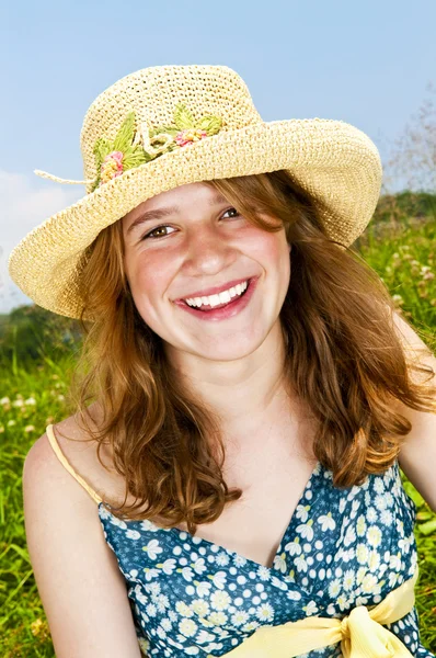 Portré fiatal lány mosolyogva réten — Stock Fotó