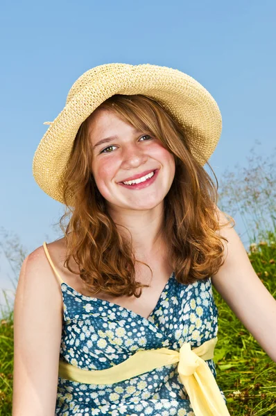 Portret młodej dziewczyny uśmiechający się na łące — Zdjęcie stockowe
