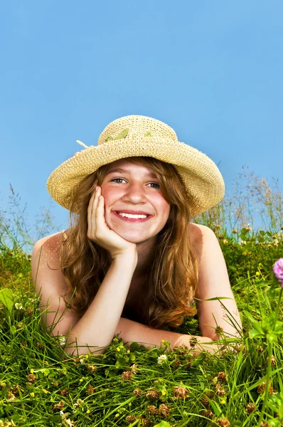 Genç kız çayırda döşeme — Stok fotoğraf