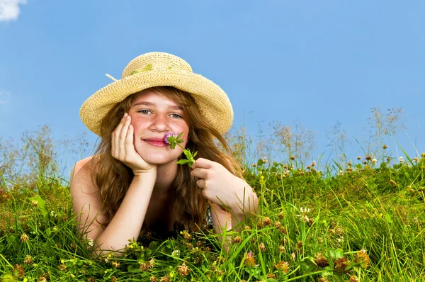 Genç Genç Kız Yaz Çayır Çiçek Kokulu Yandan Çene Dinlenme — Stok fotoğraf