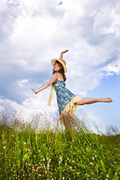 Menina dançando no prado — Fotografia de Stock