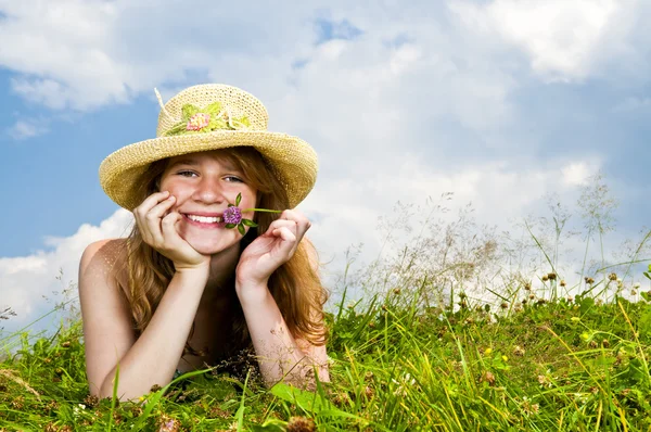Genç Genç Kız Çene Üstünde Dinlenme Yaz Çayır Holding Çiçek — Stok fotoğraf
