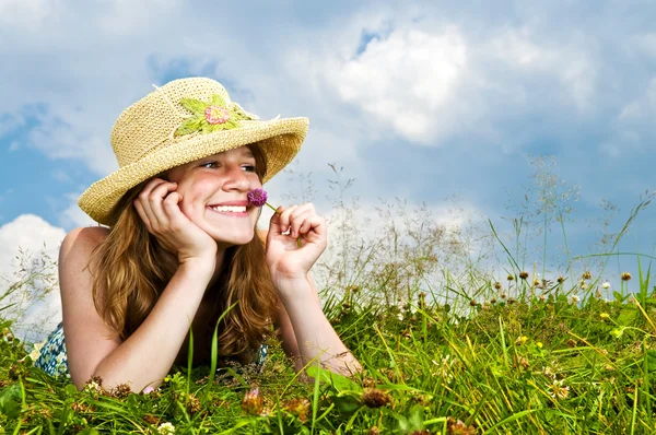 Mladá Dospívající Dívka Letní Louce Odpočívá Bradu Skladě Vonící Květ — ストック写真