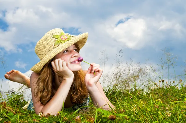 Genç Genç Kız Yaz Çayır Çiçek Kokulu Yandan Çene Dinlenme — Stok fotoğraf