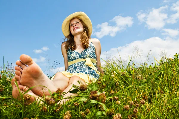 Jonge Tiener Meisje Zit Zomer Weide Barefoot — Stockfoto