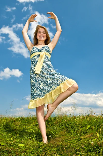 Jong meisje dansen in de weide — Stockfoto