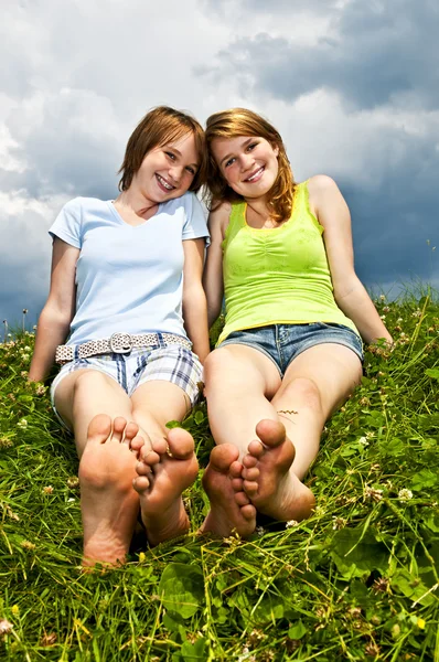 Dva Mladí Dospívající Dívka Přátelé Sedí Naboso Letní Louka — Stock fotografie