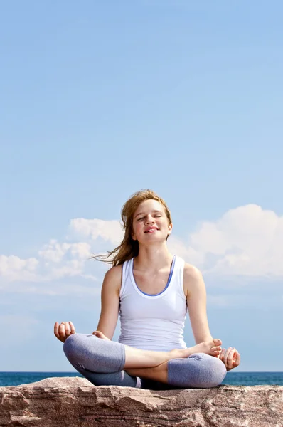 Ung flicka mediterar utomhus — Stockfoto