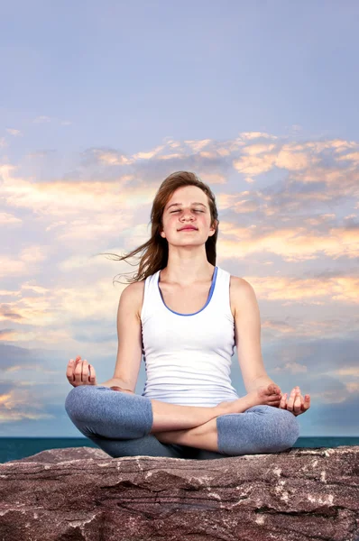 Portrait Jeune Adolescente Pratiquant Yoga Coucher Soleil — Photo